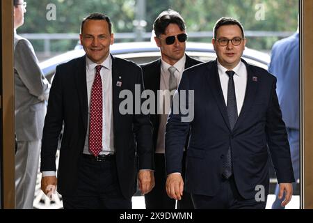 Prag, Tschechische Republik. 31. Mai 2024. Der tschechische Außenminister Jan Lipavsky (links) und sein polnischer Amtskollege Radoslaw Sikorski kommen am letzten Tag des zweitägigen informellen Treffens der Außenminister der NATO-Länder, um 25 Jahre Tschechien in der NATO und 75 Jahre nach der NATO-Gründung in Prag, Tschechische Republik, am 31. Mai 2024. Quelle: Michal Kamaryt/CTK Photo/Alamy Live News Stockfoto