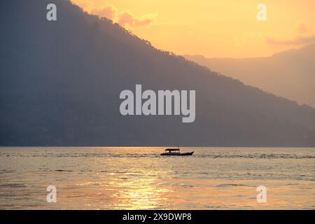 Indonesien Alor - Fischerboot im Sonnenuntergang Stockfoto