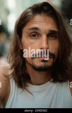 Porträt eines jungen Mannes mit langen Haaren. Stockfoto