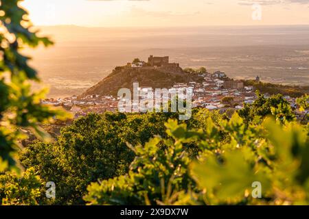 Blick auf Montánchez und seine Burg vom Mirador Stockfoto