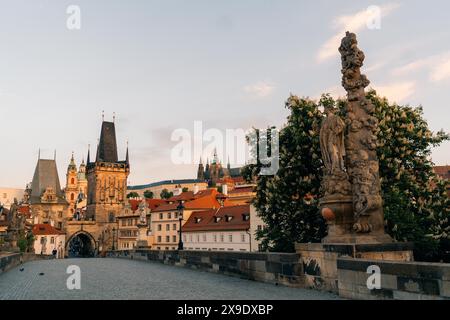 Sonnenaufgang im Frühling auf der Karlsbrücke in Prag, Türme, Schlösser Stockfoto