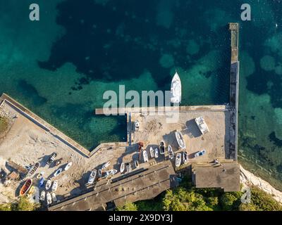 Luftaufnahme des Hafens der Insel Sveti Nikola in Montenegro Stockfoto