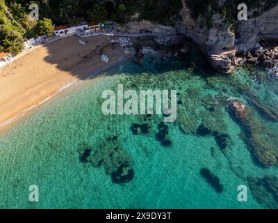 Blick aus der Vogelperspektive auf das klare grüne Meer des Budva Strandes Stockfoto
