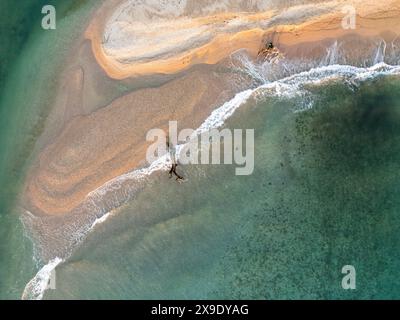 Aus der Vogelperspektive auf eine breite Sandbank mitten im Meer Stockfoto