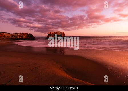 Natürliche Brücken in Santa Cruz bei Sonnenuntergang mit dramatischen Wolken. Stockfoto