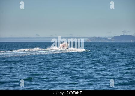 Vigo, Pontevedra, Spanien; 29. Mai 2024; Eine weiße Yacht fährt in Richtung der Cies-Inseln in Vigo Stockfoto