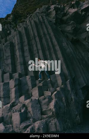 Mann in den Säulen der Reynisfjara am Strand von Reynisdrangar. Stockfoto