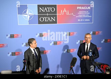 Praha, Tschechische Republik. 31. Mai 2024. US-Außenminister Antony Blinken (links) und NATO-Generalsekretär Jens Stoltenberg sprechen vor Beginn des Treffens am letzten Tag des zweitägigen informellen Treffens der Außenminister der NATO-Länder, um 25 Jahre Tschechien in der NATO und 75 Jahre nach der Gründung der NATO in Prag, Tschechien, am 31. Mai 2024. Quelle: Michal Kamaryt/CTK Photo/Alamy Live News Stockfoto