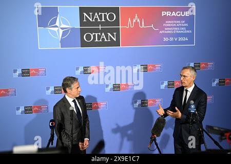 Praha, Tschechische Republik. 31. Mai 2024. US-Außenminister Antony Blinken (links) und NATO-Generalsekretär Jens Stoltenberg sprechen vor Beginn des Treffens am letzten Tag des zweitägigen informellen Treffens der Außenminister der NATO-Länder, um 25 Jahre Tschechien in der NATO und 75 Jahre nach der Gründung der NATO in Prag, Tschechien, am 31. Mai 2024. Quelle: Michal Kamaryt/CTK Photo/Alamy Live News Stockfoto