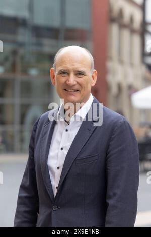 Verleger Manuel Herder beim Fruehstuecksveranstaltung mit dem Herder Verlag in der Buchhandlung Buchbar waehrend des Katholikentags in Erfurt am 31.05.2024. Bis Sonntag werden rund 20,000 aktiv teilnehmende erwartet. 103. Deutscher Katholikentag steht unter dem Leitwort Zukunft hat der Mensch des Friedens aus Psalm 37. Siehe epd-Meldung vom 31.05.2024 NUR REDAKTIONELLE VERWENDUNG *** Verlag Manuel Herder bei der Frühstücksveranstaltung mit dem Herder Verlag in der Buchbar während des Katholischen Tages in Erfurt am 31. Mai 2024 werden bis Sonntag der 103. Deutsche Katholik rund 20.000 aktive Teilnehmer erwartet Stockfoto