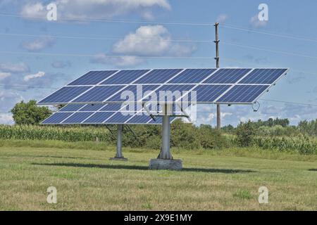 Industrielle Solarpaneele auf einem Bauernhof Stockfoto