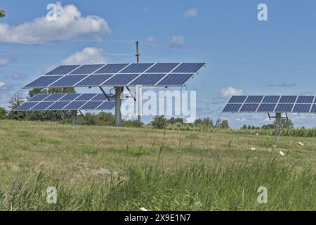 Industrielle Solarpaneele auf einem Bauernhof Stockfoto