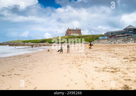 Das ikonische Headland Hotel mit Blick auf den Fistral Beach in Newquay in Cornwall, Großbritannien. Stockfoto