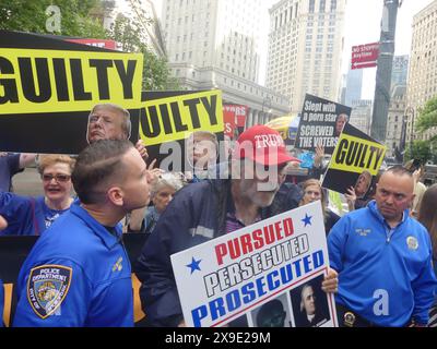 New York Supreme Court, 100 Centre St, New York, NY 10007 USA. 30. Mai 2024. Während der frühere US-Präsident Donald Trump das Gericht verlässt, nachdem er 34 wegen „Schweigen von Geldzahlungen“-gesteuerter Wahleinmischung während eines hochpolitisierten Prozesses verurteilt hatte, wüten vor dem Gericht meist Anti-Trump-Demonstrationen, die von den seltenen Pro-Trump MAGA-Rothüten und Pantomimen-Künstlern unterbrochen werden, die ihren Tag im Rampenlicht suchen. Quelle: ©Julia Mineeva/EGBN TV News/Alamy Live News Stockfoto