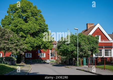 Blühende Gärten und alte Wohnhäuser in der Roten Stadt Norrköping im Spätherbst oder Frühsommer in Schweden. Red Town stammt aus dem Jahr 1918 Stockfoto