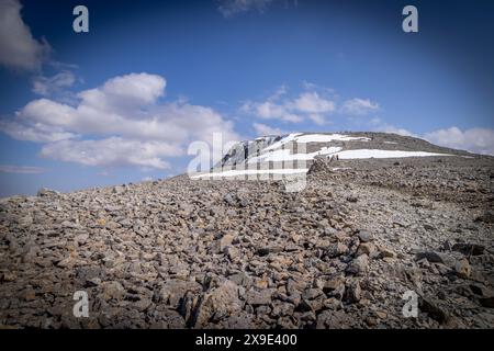 Wanderer nähern sich dem Gipfel des Ben Nevis an einem geschäftigen Tag, Schottland, Großbritannien, Europa. Stockfoto