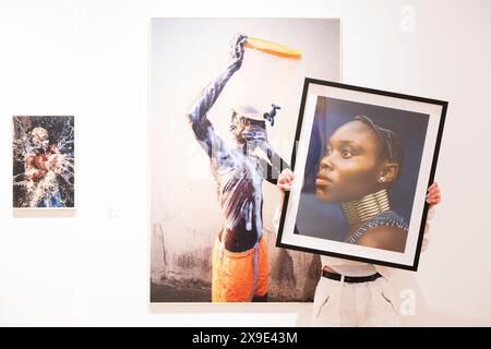 Oktober Gallery, London, Großbritannien. 31. Mai 2024. Emergent Energies präsentiert eine Auswahl innovativer Kunstwerke von Theresa Weber, Matheus Marques Abu, Dafe Oboro, Gosette Lubondo, Eyasu Telayneh und Zana Masombuka, einer Gruppe aufregender, neuer Künstler, die ihre Präsenz in der internationalen Kunstszene spürbar machen. Die Ausstellung findet vom 30. Mai bis zum 29. Juni statt. Bild: Fotografin Zana Masombuka, 2009: Namba S’khanbe XII, 2019. (Hintergrund): Fotograf Dafe Oboro, Pour Me Water, Pure Water V, 2020. Quelle: Malcolm Park/Alamy Live News Stockfoto