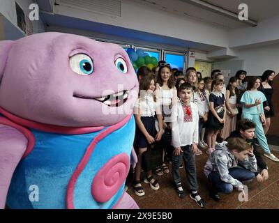 CHARKIW, UKRAINE - 31. MAI 2024 - Studenten und ein Entertainer nehmen an der letzten Glockenfeier Teil, die das Ende des akademischen Jahres in der U-Bahn-Schule in Charkiw, Nordost-Ukraine, markiert. Stockfoto