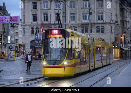 Straßenbahn am Marktplatz, Altstadt, Basel, Schweiz *** Straßenbahn am Marktplatz, Altstadt, Basel, Schweiz Stockfoto