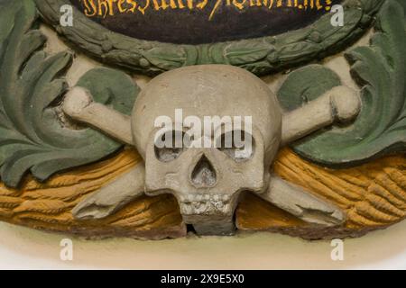 Totenkopf, Memento Mori, Großer Kreuzgang, Basler Münster, Münsterplatz, Basel, Schweiz *** Schädel, Memento Mori, Großer Kreuzgang, Basler Dom, Münsterplatz, Basel, Schweiz Stockfoto