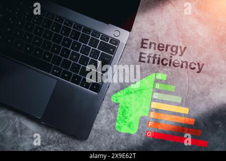 Desktop-Foto mit Energieeffizienzetiketten auf dem Schreibtisch. Niedriger Verbrauch und effiziente Produkte. Reduzieren Sie den CO2-Fußabdruck. Umweltfreundliches Unternehmen. Geringe CO2-Emissionen. Stockfoto