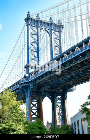 Blick auf Brooklyns Dumbo, Blick auf das Empire State Building durch den Bogen der Brooklyn Bridge, NYC, USA, Mai 2024 Stockfoto