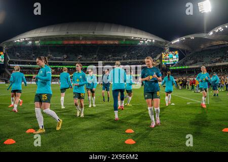 Adelaide, Australien. 31. Mai 2024. Adelaide, Australien, 31. Mai 2024: Spieler Australiens wärmen sich vor dem internationalen Freundschaftsspiel zwischen Australien und China im Adelaide Oval in Adelaide, Australien auf. (NOE Llamas/SPP) Credit: SPP Sport Press Photo. /Alamy Live News Stockfoto