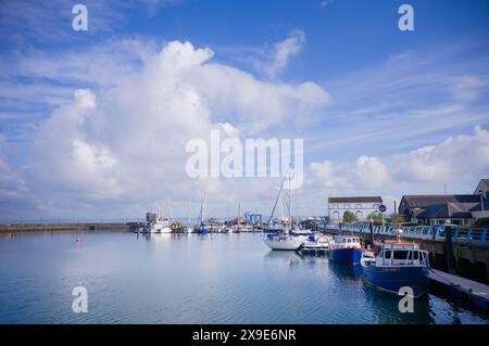 Kleine Boote liegen im Hafen von Carrickfergus, Nordirland Stockfoto