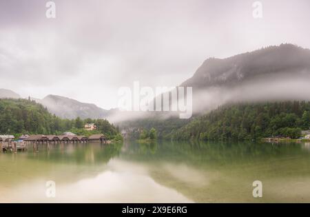 Passagierbootstation, Pier oder Dock am Königssee im Nationalpark Berchtesgaden, Alpen Deutschland, Europa. Schönheit des Naturkonzepts Hintergrund. Stockfoto