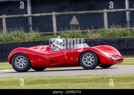 Simon Ashworth 1963 in seiner Marina Rolls-Royce während des Surtees Trophy-Rennens beim Goodwood 81st Members Meeting 2024 in Sussex, Großbritannien. Stockfoto