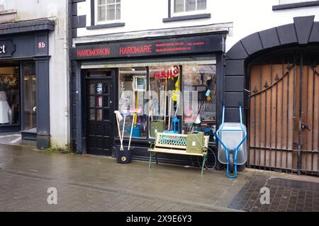 Eines der wenigen Geschäfte, die noch im Zentrum von Carrickfergus, Nordirland, geöffnet sind Stockfoto