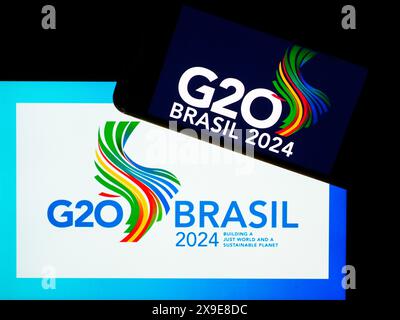 Ukraine - Mai 31. 2024: In dieser Fotoabbildung ist ein 2024 G20 Rio de Janeiro Gipfellogo auf einem Smartphone zu sehen. Ein Gipfel soll stattfinden Stockfoto