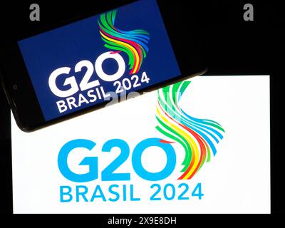 Ukraine - Mai 31. 2024: In dieser Fotoabbildung ist ein 2024 G20 Rio de Janeiro Gipfellogo auf einem Smartphone zu sehen. Ein Gipfel soll stattfinden Stockfoto