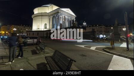 Neoklassizistische Kirche Gran Madre di Dio in Turin und Monte dei Cappuccini bei Nacht Stockfoto