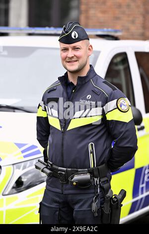 Brüssel, Belgien 31. Mai 2024. Ein männlicher Polizist mit der neuen Uniform posiert für den Fotografen während der Präsentation der neuen visuellen Identität der integrierten Polizei, um die Sichtbarkeit zu erhöhen und die Einheitlichkeit zu verstärken, am Freitag, den 31. Mai 2024 in Brussel. BELGA PHOTO ERIC LALMAND Credit: Belga News Agency/Alamy Live News Stockfoto