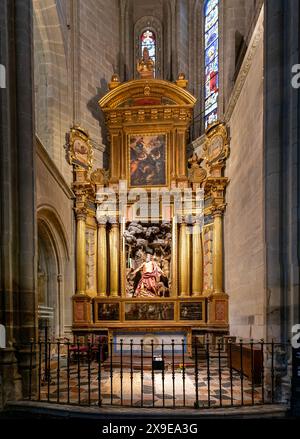 Astorga, Spanien - 12. April 2024: Blick auf die Kapelle des Heiligen Jerome mit dem Altarbild in der Kathedrale von Astorga Stockfoto