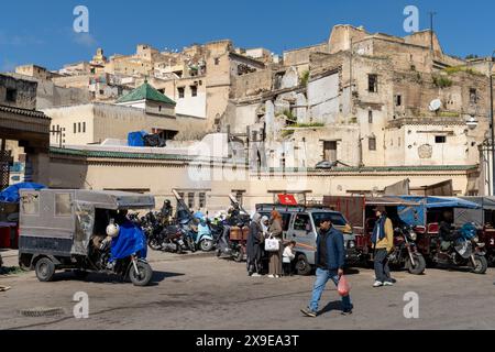 Fès, Marokko - 4. März 2024: Geschäftiges Straßenleben im Herzen der Innenstadt von Fès Stockfoto