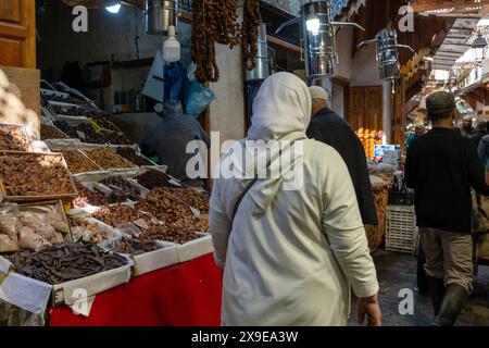 Fès, Marokko - 4. März 2024: Geschäftiges Marktleben im Souk und in der Medina von Fès Stockfoto