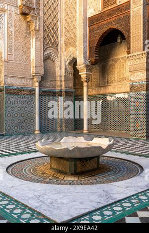 Fès, Marokko - 4. März 2024: Brunnen und Innenhof in der Parfümeurschule Al-Attarine Madrasa in der Innenstadt von Fès Stockfoto