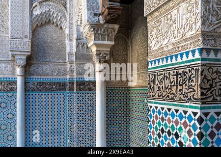 Fès, Marokko - 4. März 2024: Architektonische Details des Innenraums der Universität al-Qarawiyyin und der Moschee im unteren Fès Stockfoto