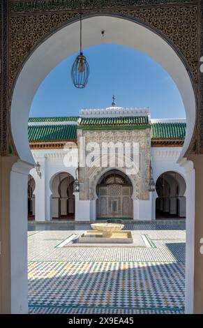 Fès, Marokko - 4. März 2024: Architektonische Details des Innenhofs der Universität al-Qarawiyyin und der Moschee im unteren Fès Stockfoto