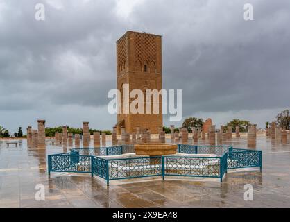 Rabat, Marokko - 30. März 2024: Blick auf den Hassan-Turm und die Moschee-Ruinen in der Nähe des Grabes von Mohammed V. in der Innenstadt von Rabat Stockfoto