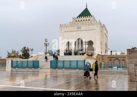 Rabat, Marokko - 30. März 2024: Mehrere muslimische Frauen verlassen das Grab von Mohammed V. nach einem Besuch in der Innenstadt von Rabat Stockfoto