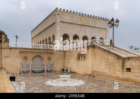 Rabat, Marokko - 30. März 2024: Blick auf den westlichen Pavillon des Grabes von Mohammed V. in der Innenstadt von Rabat Stockfoto