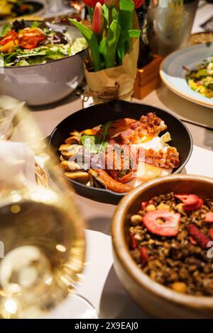 Englisches Frühstück in der Pfanne mit Spiegeleiern, Würstchen, Speck, Pilzen und Tomaten Stockfoto