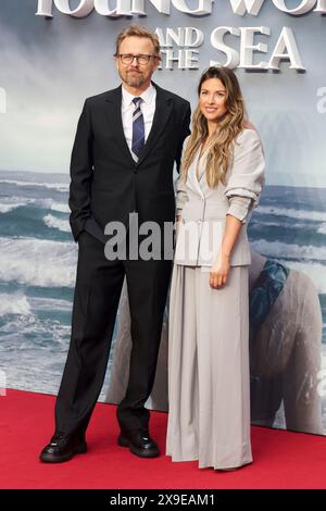 Joachim Ronning und Amelia Warner nehmen an der britischen Gala-Vorführung für „Young Woman and the Sea“ auf der Curzon Mayfair in London Teil. (Foto: Cat Morley / SOPA Images/SIPA USA) Stockfoto