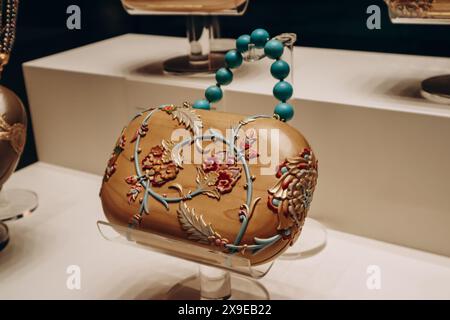 Doha, Katar - 1. Mai 2024: Iranische Handtasche, Radiatun Mardiyah (Selig Harmony), aus Ahornholz und Halbedelsteinen Stockfoto