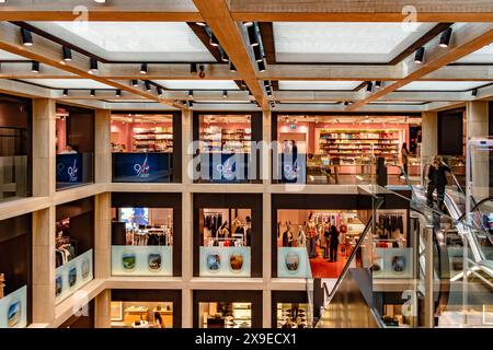 Das Innere von La Rinascente Flaggenschiffladen in Rom, eine italienische High-End-Kaufhauskette in Rom, Italien Stockfoto