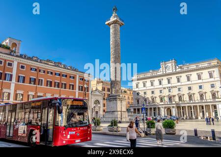 Ein Bus fährt vorbei an der Piazza Colonna, benannt nach der Marmorsäule von Marcus Aurelius und dem Zentrum des politischen Lebens in Rom, Italien Stockfoto