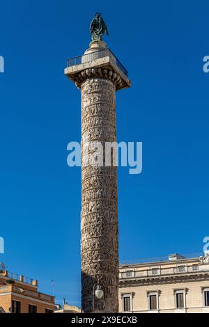 Die Marmorsäule des Markus Aurelius auf der Piazza Colonna, die seit 193 n. Chr. steht und zu Ehren des römischen Kaisers Marcus Aurelius in Rom erbaut wurde Stockfoto